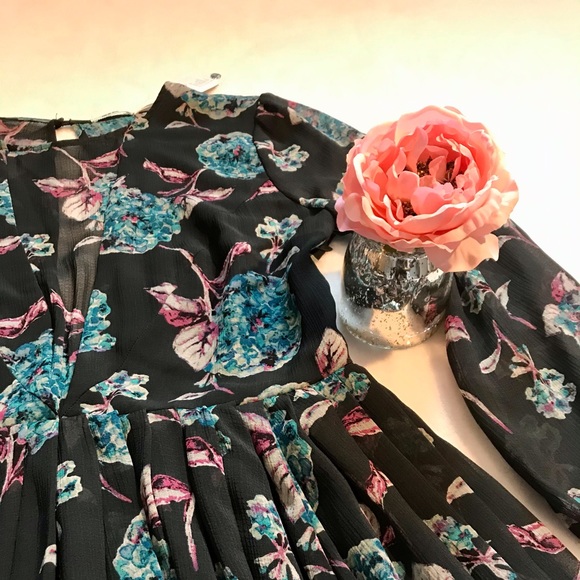 ⭐️Host Pick⭐️ SIZE 2 KIMCHI BLUE FLORAL DRESS - Picture 3 of 10